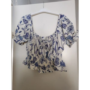 Topp H&M - Mönstrad topp från H&M. Använd ett fåtal gånger.  Strl XL 50 kr