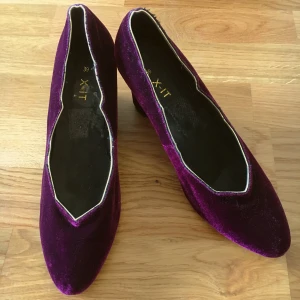 Klackskor 39 - Mörklila klackskor i sammet. Bekväma kilklackar som ger stabilitet och hållning 