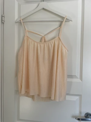 Somrigt linne - Helt oanvänt linne (enbart provat i butik). Gravidmagen växte fortare än tänkt och jag kunde aldrig använda plagget. Superfin rygg, mysigt material, perfekt när det är varmt ute. Storlek XL men sitter bra på L-kropp