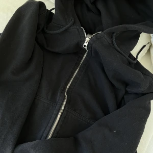Svart ziphoodie - Svart zip hoodie från h&m