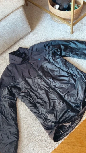 Vind jacka - Jacka använd ca 1-2 gånger för promenader. Varm och behaglig
