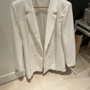 Kavaj - Vit kavaj från SHEIN i strl 38. Den är rätt lång för mig som är 1,58 så har använt den mer som klänning. Lite nopprig på ena axeln (se bild)