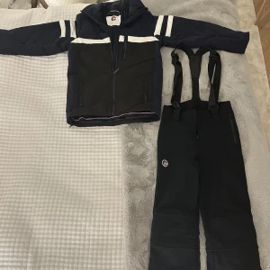 Fuslap skid jacka och byxor - Säljer en skidjacka och byxor från märket Fusalp. Du kan köpa jackan eller byxorna separat om du vill. Jackan och byxorna är i bra skick och har inga fläckar eller märken.