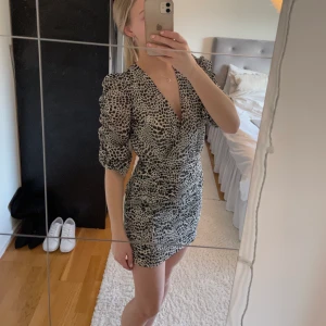 Klänning - Super fin klänning som sitter perfek💕säljer då den inte kommer till användning och är, storlek 32 och passar mig som vanligtvis har xs-s, använd endast 3 gånger