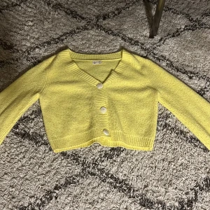 Kofta - Säljer denna kofta! Inga defekter, förutom lite nopprig! Hör av dig om du är intresserad!