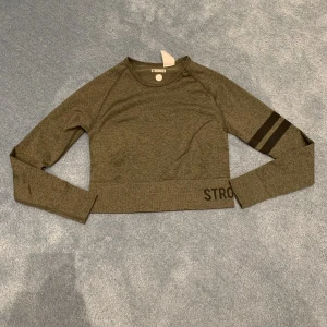 Stronger tröja - En långärmad tränings tröja. Väldigt bra skik, knappt använd.
