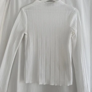 Blus från BikBok - Superfin blus från BikBok. Bara använd en gång så väldigt fint skick! 