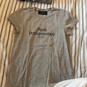 T-shirt  - T-shirten är i väldigt fint skick och passar dig som har xs/s