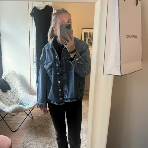 Snygg jeansjacka!!💙💙💙  - Säljer nu min fina jeansjacka från zara!Den är aldrig använd utan endast testad, så är i nyskick, unik!Finns inte kvar att köpa längre! Den är i storlek S men det är en owersized modell så passar fler storlekar, beroende på hur man vill att den ska sitta❤️