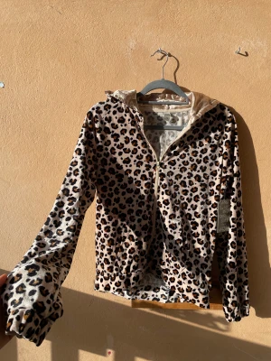 Oanvänd kofta med prislapp  - Oanvänd kofta med prislapp. Storlek 170. Passar storlek Xs