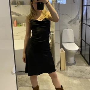 Silkesklänning - Superfin silkesklänning men som aldrig används, därav säljs💝 fint skick! Har du några frågor så är det bara att skriva!