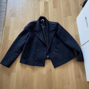 Jag säljer denna marinblåa korta kappa då jag köpt en ny och denna inte kommer till användning. Jag skulle tro att nypriset ligger på runt 600 kr men har ingen plats för den så väljer att sälja billigt. Den passar S bäst 🥰