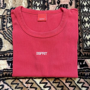Esprit babytee röd - Superbra skick. Passar som babytee