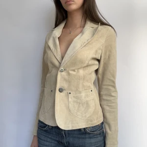 Mocka jacka - Så så fin jacka i mocka material. Har för mig att det finns en fläck på insidan, men syns ej på utsidan.