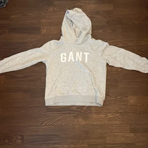 Gant hoodie - Säljer min gråa gant hoodie pga att den inte kommer till användning. Gant-storlek 170cm 15years, skulle säga att den passar någon som är 12-15 år. Nypris 900kr och säljer 450kr + frakt (kan mötas upp i Stockholm)💕😊