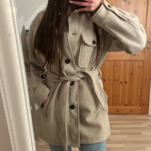 Kappa - Beige kappa från zara, storlek 34. Endast använd fåtal gånger, 150kr+frakt 💓