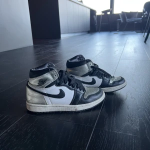 Jordan 1 - Säljer dessa Jordan 1 pågrund av att de är för små. De är ganska använda och nypris är ca 2 000