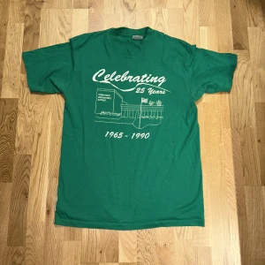 Vintage T-shirt  - Vintage T-shirt köpt från ETTTRESEX. Sparsamt använd. Storlek L men passar M