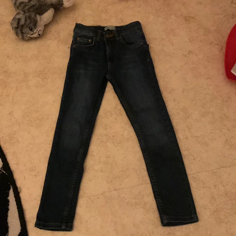 Längden på dem här byxorna är 72 och en halv cm och bredden är 25 och en halv cm. . Jeans & Byxor.