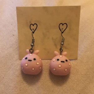 Cute bunny earrings  - Super cute bunny earrings I don’t recommend if your allergic 