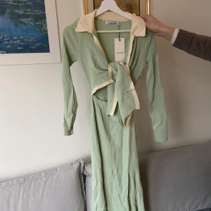 NY Adoore knitted riviera - Superfin Adoore klänning, helt ny med lappen kvar. Storlek 36! Den är lite skrynklig men det går självklart att strykas bort. Bara att buda☺️