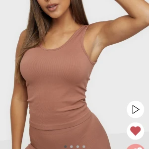 Linne - Ett rostfärgat linne från Pieces i storlek M/L, använt ett fåtal gånger, fint skick