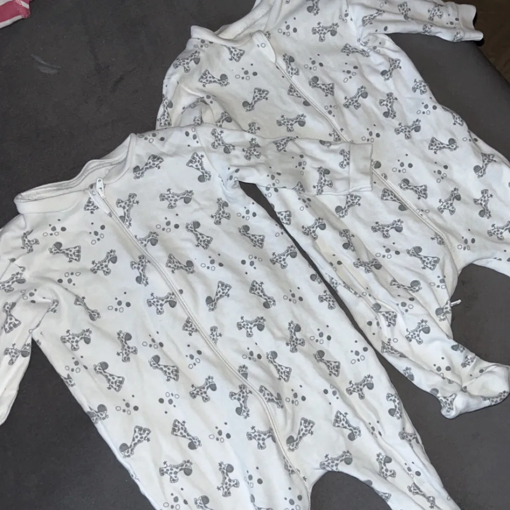 2 stycken pyjamasar från Ullared  1 storlek 50 & 1 storlek 56 90kr för båda 50kr för en . Övrigt.