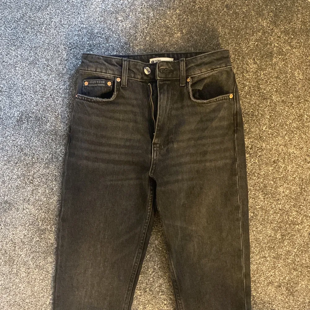 Jättesnygga svarta jeans ifrån Gina Tricot. Sälj för har knappt kommit till användning utan ligger bara i garderoben 🥰🫶🏼. Jeans & Byxor.