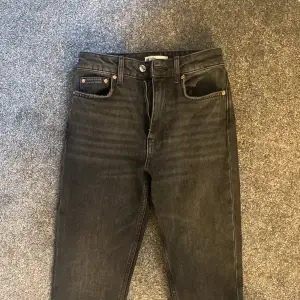 Jättesnygga svarta jeans ifrån Gina Tricot. Sälj för har knappt kommit till användning utan ligger bara i garderoben 🥰🫶🏼