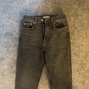 Svart jenas  - Jättesnygga svarta jeans ifrån Gina Tricot. Sälj för har knappt kommit till användning utan ligger bara i garderoben 🥰🫶🏼