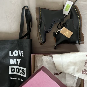 Helt Nya Dr. Martens  - Säljer mina helt nya och oanvända Dr. Martens 1460. Skokartong, dustbag & tygpåse medföljer. Kvitto finns ej då jag fick dessa i present. 