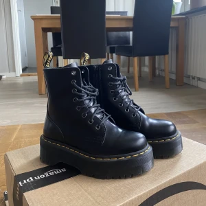 Dr. Martens Jadon strl 36 - säljer mina asfina dr. martens plattform skor pga att de inte kommit till användning. Är i helt sprillans nytt skick då jag aldrig använt dom :)🫶 pris kan diskuteras❤️
