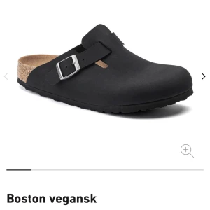 Birkenstock boston - Säljer mina svarta bostons då de inte kommer till mycket användning tyvärr :( men de är jättefina o SÅ sköna!!! köparen står för frakt💛  Köptes för 1250 och är knappt använda. Har dock en liten repa på ena tofflan därav priset!