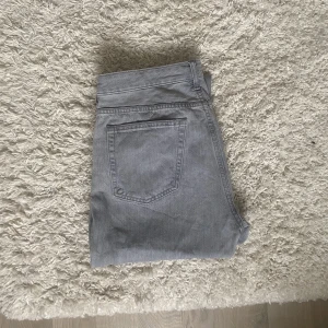 Low waist jeans - Low staright jeans från bikbok i stl w31l32, dem är lite ljusare i verkligheten än på första bilden Säljer då dem är för korta för mig som är 180 Köpte för 599kr och säljer för 360kr ingen frakt⚡️