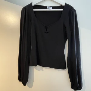 Svart topp  - Svart topp från bubbleroom! Knappt använd, storlek S och sitter som på bilden! Klicka på KÖP NU🖤🖤