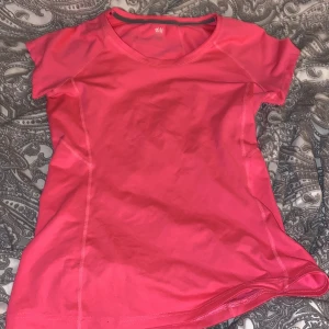 Rosa tränings tröja - Rosa tränings t-shirt från H&M i nyskick och jätteskönt och Stretchigt material. Storlek S. 40kr+frakt 