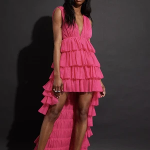 Klänning - Säljer denna helt nya klänning, med prislapp kvar 💕 Tänke ha som balklänning, men blev en annan istället 💕💕 Nypris: 1499