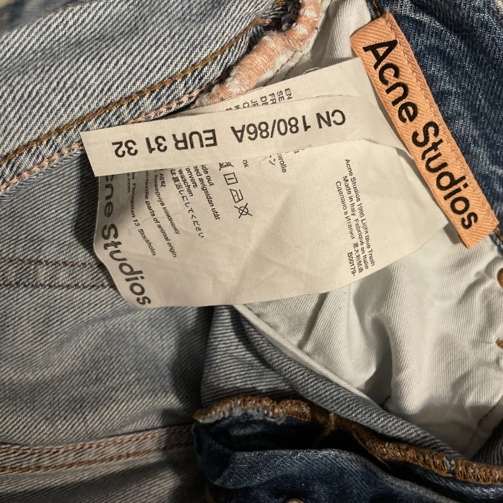 Säljer dessa jeans på grund av att jag inte använder dom längre. Inga skador på dom, och ifall du skulle vilja ha fler bilder så skickar jag såklart det.  Det är ett par Acne Studios jeans och modellen heter ”acne studios 1996 light blue trash”. Jeans & Byxor.