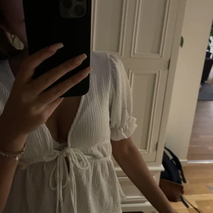 Topp - Säljer denna jätte gulliga knyt toppen med volanger, perfekt till sommaren!!🤩