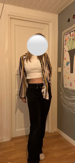 Flanellskjorta - En flanellskjorta från gina som är i bra skick använd ett få tal gånger fint material köparen står för frakt 💗