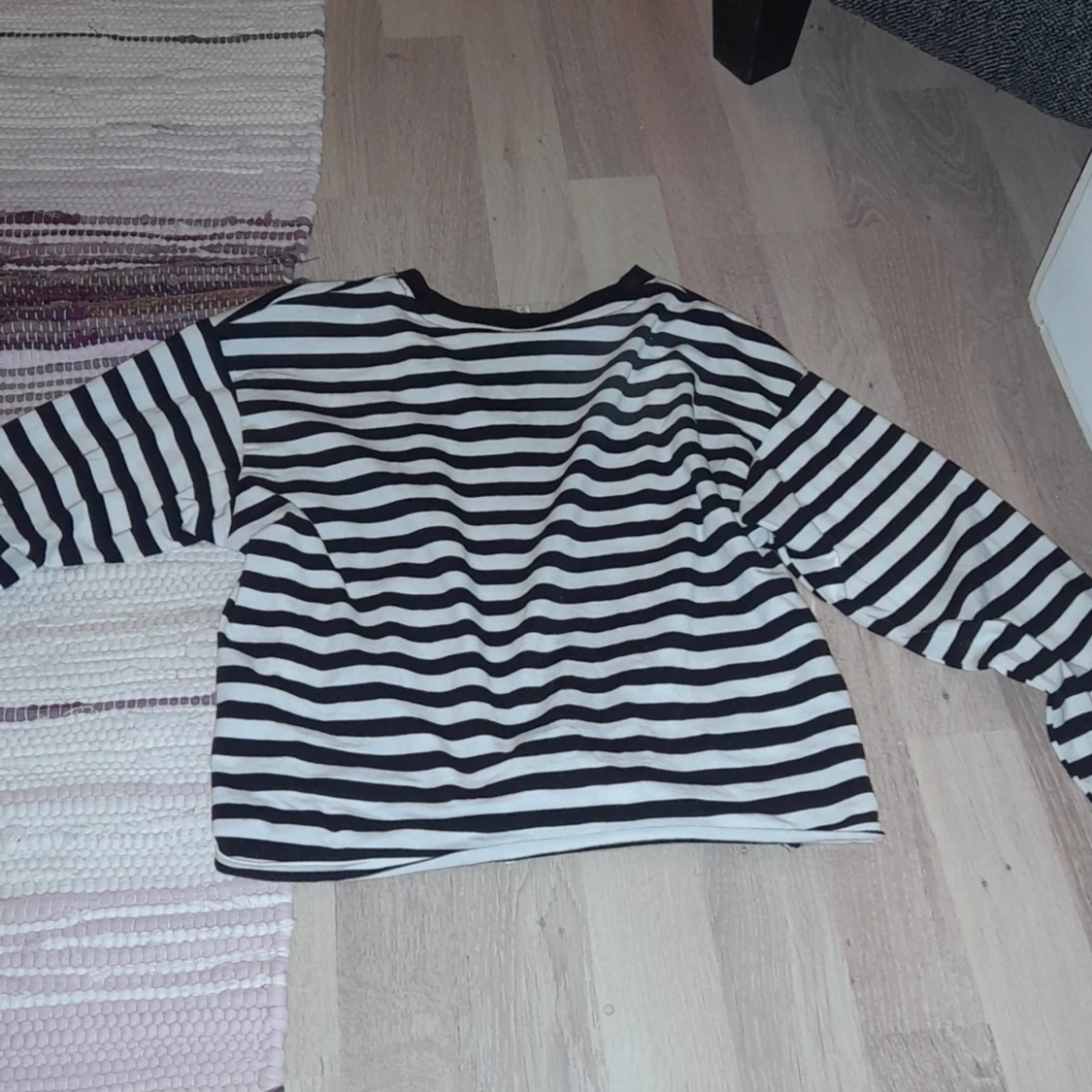 En randig tröja vit och svart - 90