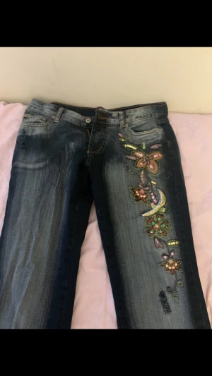 Bootcut jeans  - As snygga bootcut jeans med unik design!