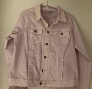 Jeansjacka - mer  rosa i verkligheten! Säljer då den ej kommer till andvändning. Är L men sitter som en s (jag har normalt xs/s och den sitter bra på mig)🤎
