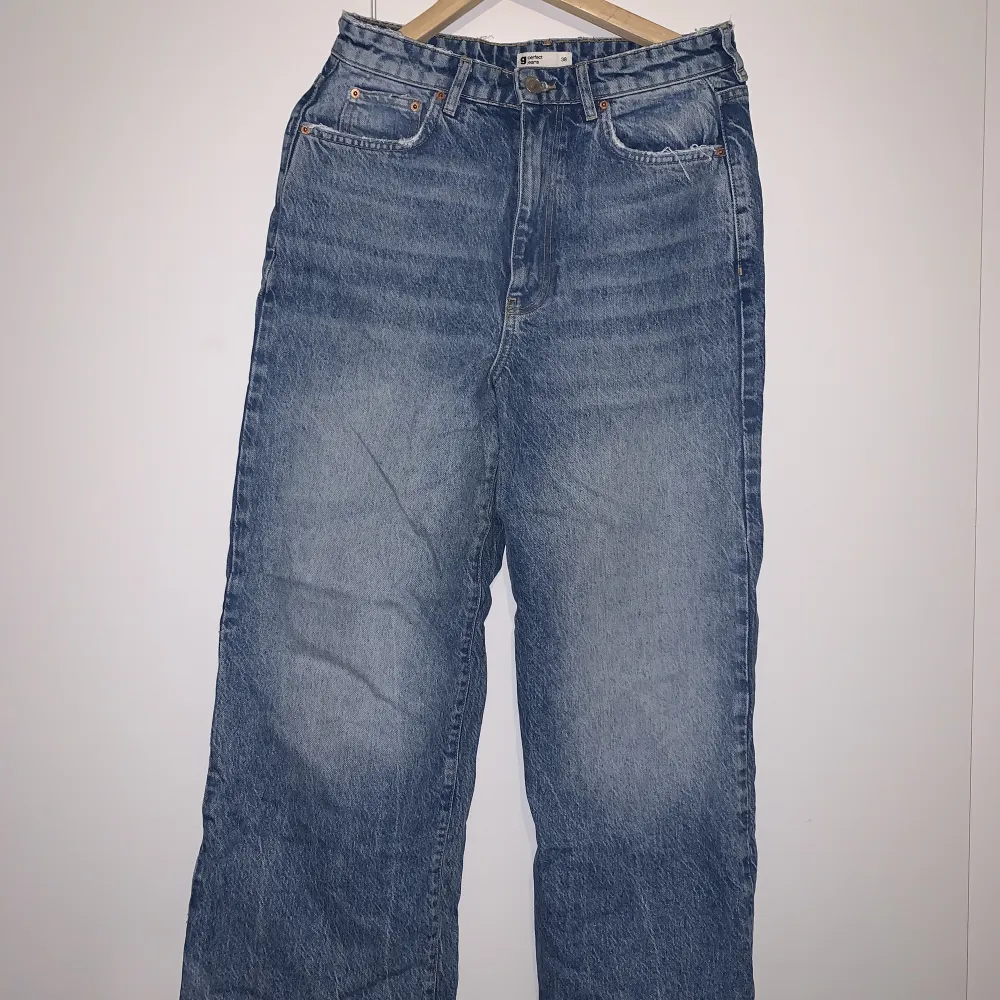 Säljer de fina jeansen som har lite blandade nyanser. 💙🤍De är från Gina Tricot och är i storlek 38. Jag har använt de ett par gånger men de är fortfarande i bra skick. ✨Köparen står för frakt.✨. Jeans & Byxor.