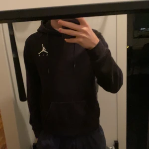 Jordan hoodie - Säljer min Jordan hoodie då den blivit för liten  Bra skick! 