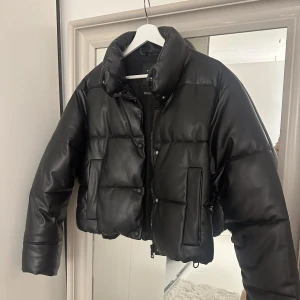 Vårjacka - Svart jacka från Zara i strl S, jätte bra skick nästan som ny🤍 skriv för bilder på 