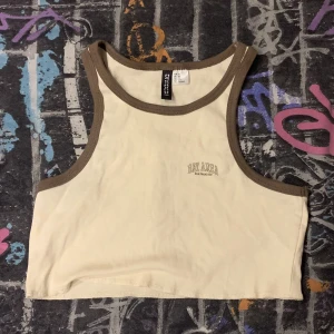 Brun/beige topp - En brun/beige topp från hm som köptes för 50kr och säljes för att jag aldrig använt den || Vid mer bilder kontakta || Köparen står för frakten ||