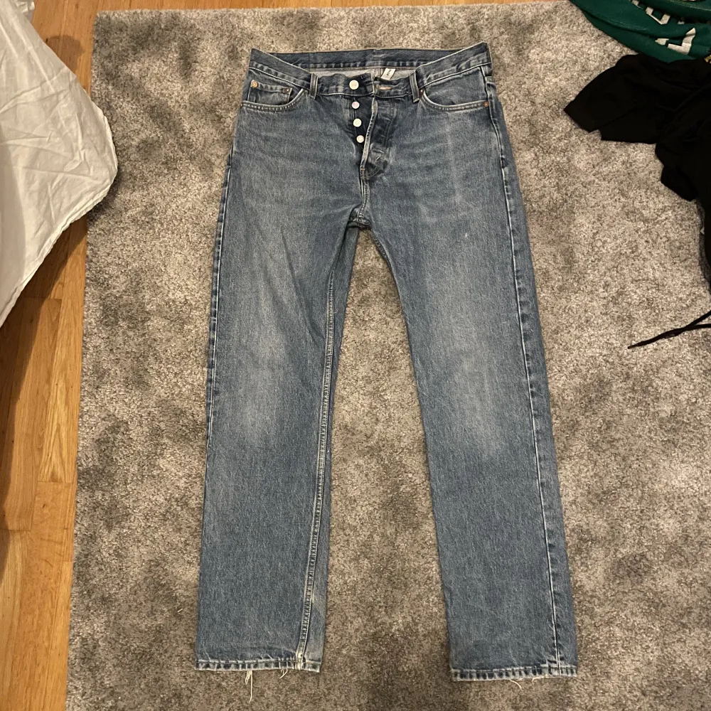 weekday jeans storlek 30/32, lite slitningar längst ner på benen (som man ser på bilden) men annars bra skick🙌. Jeans & Byxor.
