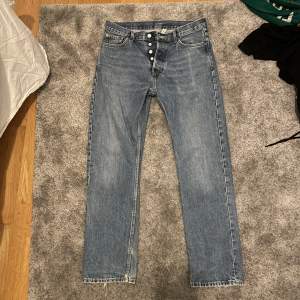 weekday jeans storlek 30/32, lite slitningar längst ner på benen (som man ser på bilden) men annars bra skick🙌