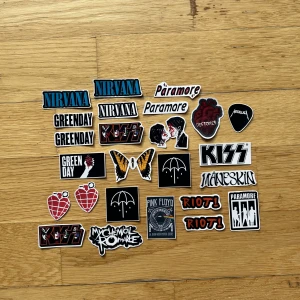Rock klistermärken #3 - Klistermärken. Perfekt för att sätta på mobilen, datorn eller i böcker. Storlek 2-5 cm. 8 styck, 5 st för 35, 10 st för 65 kr. Frakten tillkommer på endast 15 kronor.